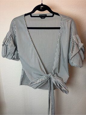 Bebe Black & White Striped Tie Front Ruffle Sleeve Wrap Crop Top Size Medium